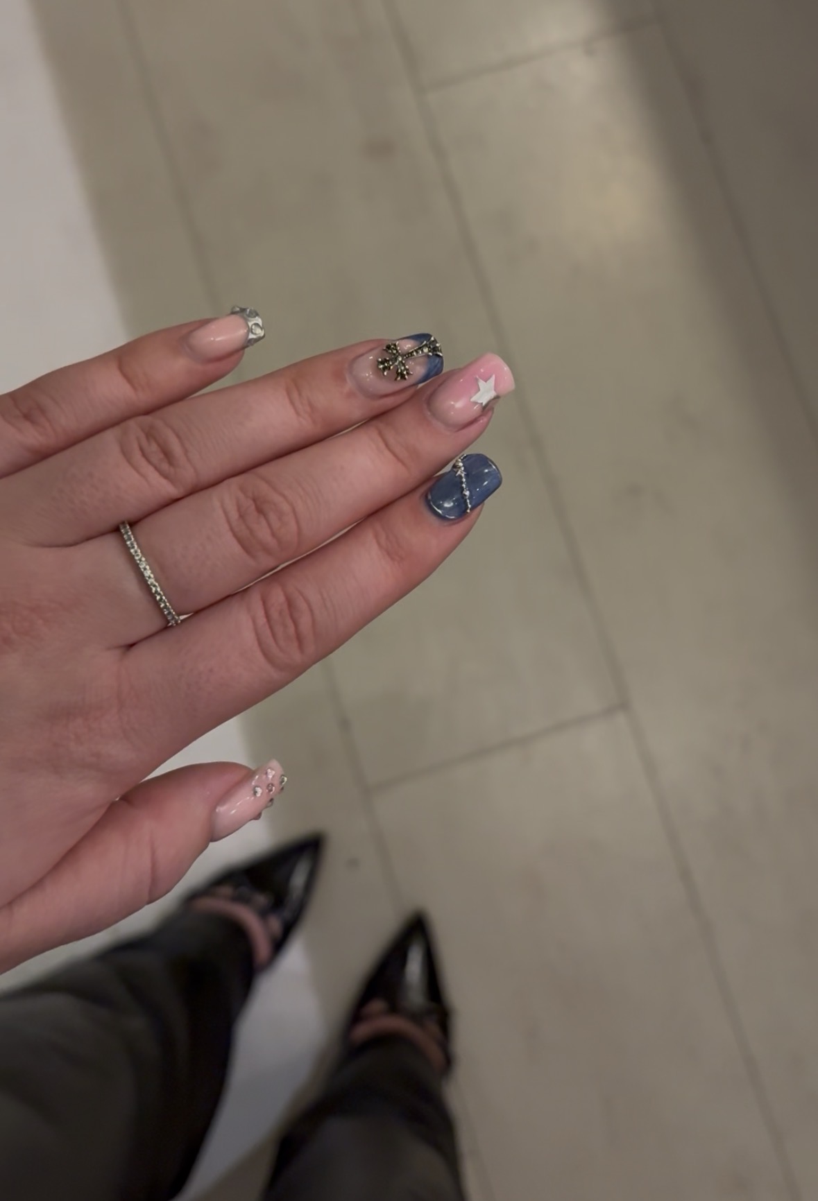 Korte nude nagels met marineblauwe stipjes en blaadjes