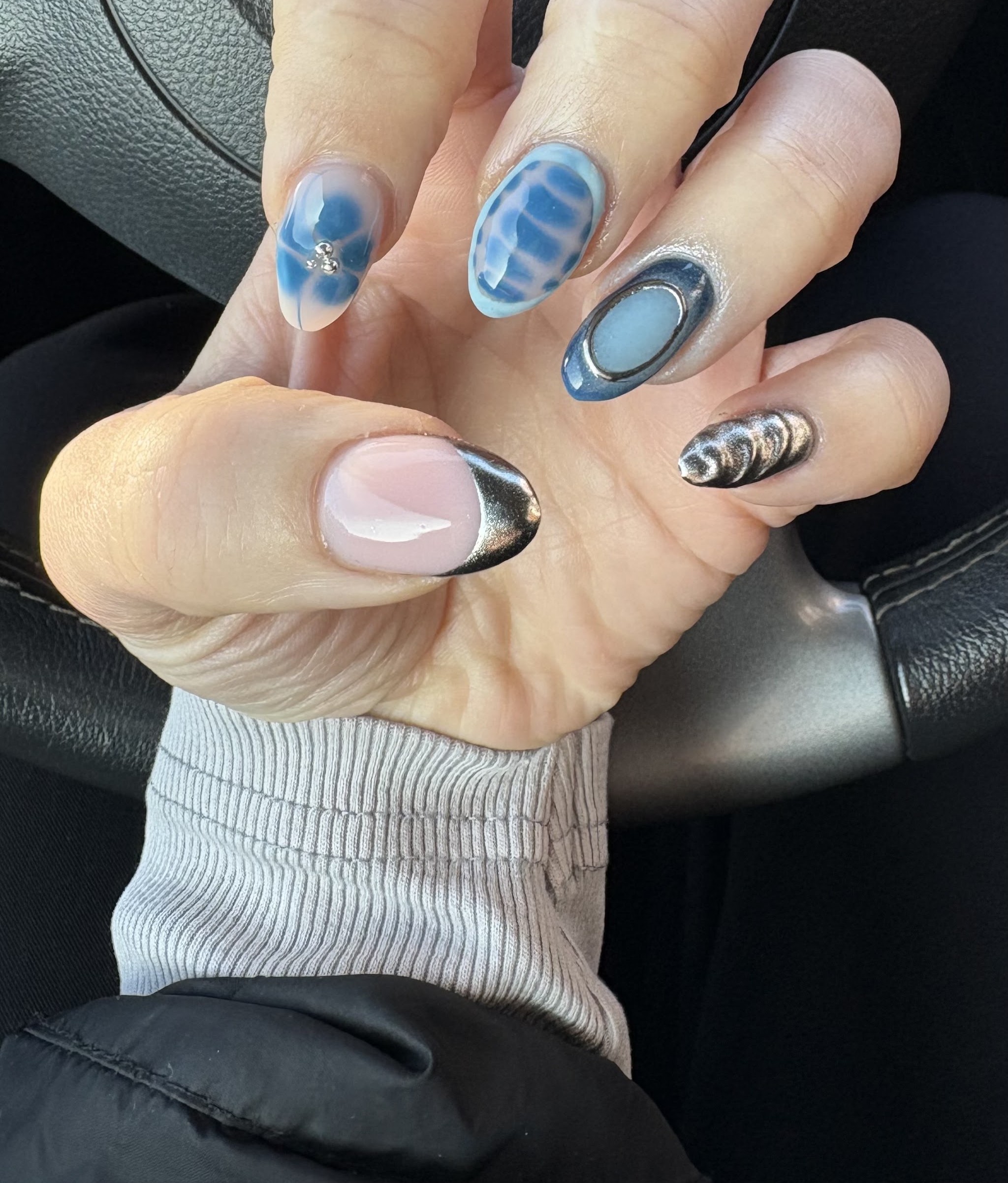 Denimblauwe nagels met ruitjes, een ovaal en chroom